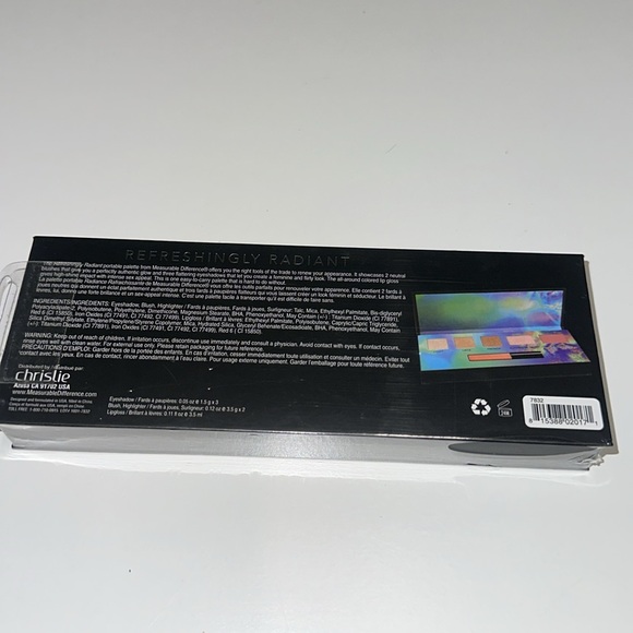 Refreshingly radiant Diamond Collection Radiant Eyeshadow & Blush Palette - Picture 4 of 5